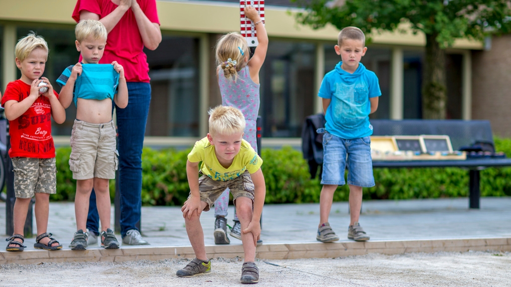 147006584574430_30912968_1280.jpg - BSO met bejaarden jeu de boulen in Lierop 2016