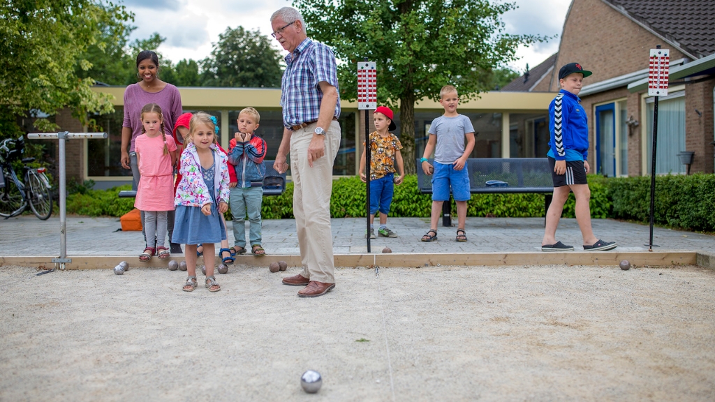 147006586253046_30913134_1280.jpg - BSO met bejaarden jeu de boulen in Lierop 2016