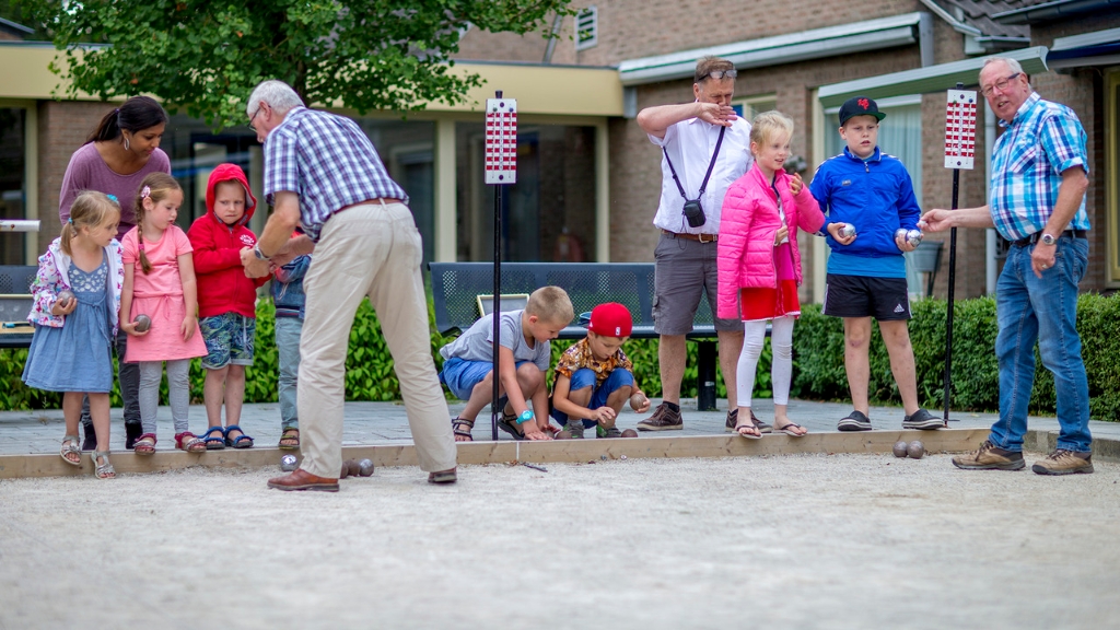 147006587621858_30913048_1280.jpg - BSO met bejaarden jeu de boulen in Lierop 2016