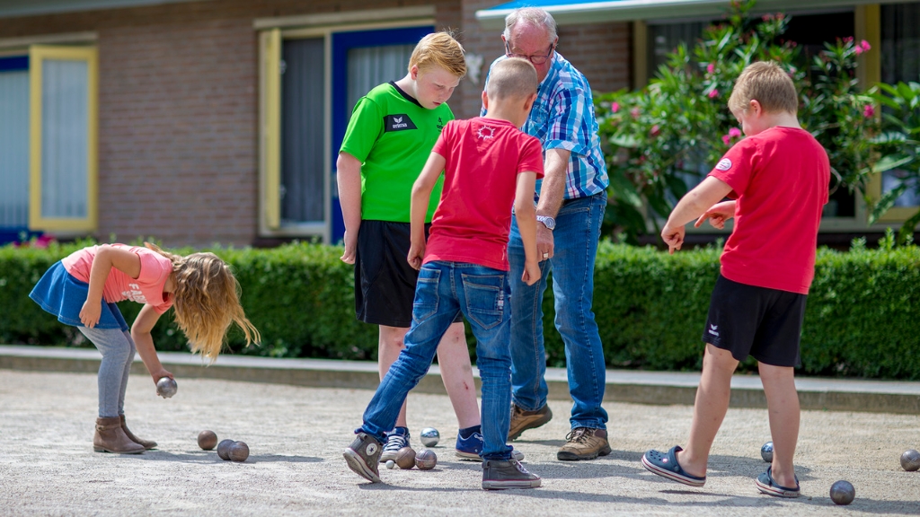 147006588514898_30912996_1280.jpg - BSO met bejaarden jeu de boulen in Lierop 2016