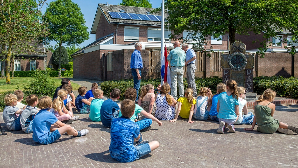 doucette12.jpg - basisschool-t-rendal-herdenkt-bevrijding 2016