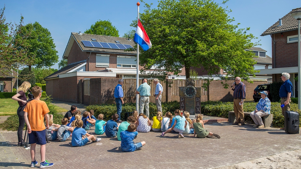 doucette13.jpg - basisschool-t-rendal-herdenkt-bevrijding 2016