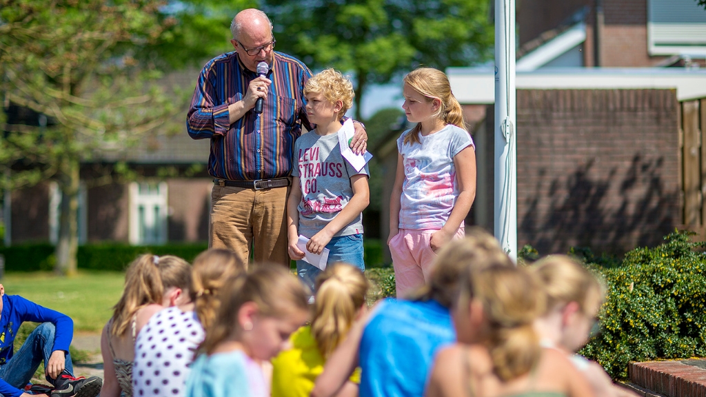 doucette18.jpg - basisschool-t-rendal-herdenkt-bevrijding 2016