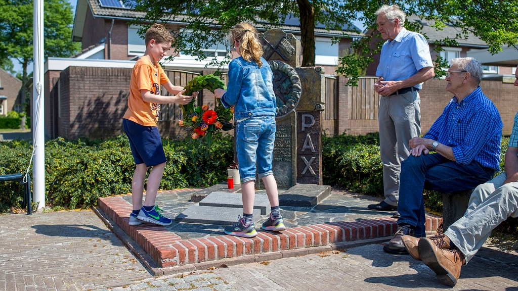 doucette22.jpg - basisschool-t-rendal-herdenkt-bevrijding 2016