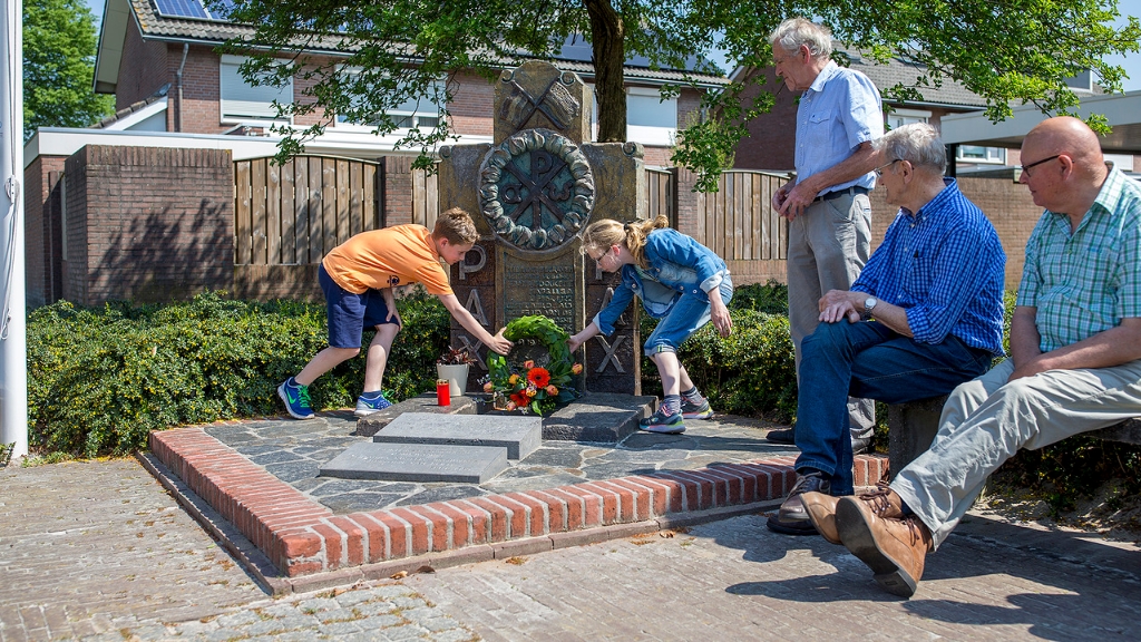 doucette23.jpg - basisschool-t-rendal-herdenkt-bevrijding 2016