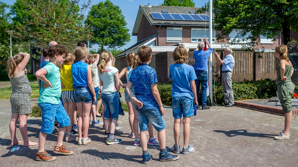 doucette24.jpg - basisschool-t-rendal-herdenkt-bevrijding 2016