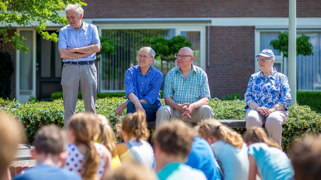 doucette6.jpg - basisschool-t-rendal-herdenkt-bevrijding 2016